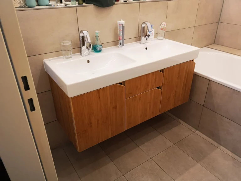 Doppelter Waschtischunterschrank in einem Badezimmer mit drei Schubladen