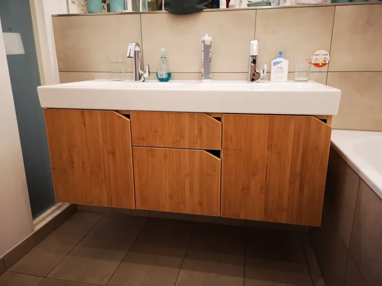 Doppelter Waschtischunterschrank in einem Badezimmer