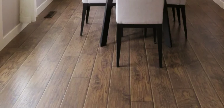 Holzfußboden in einem Wohnzimmer unter dem Tisch