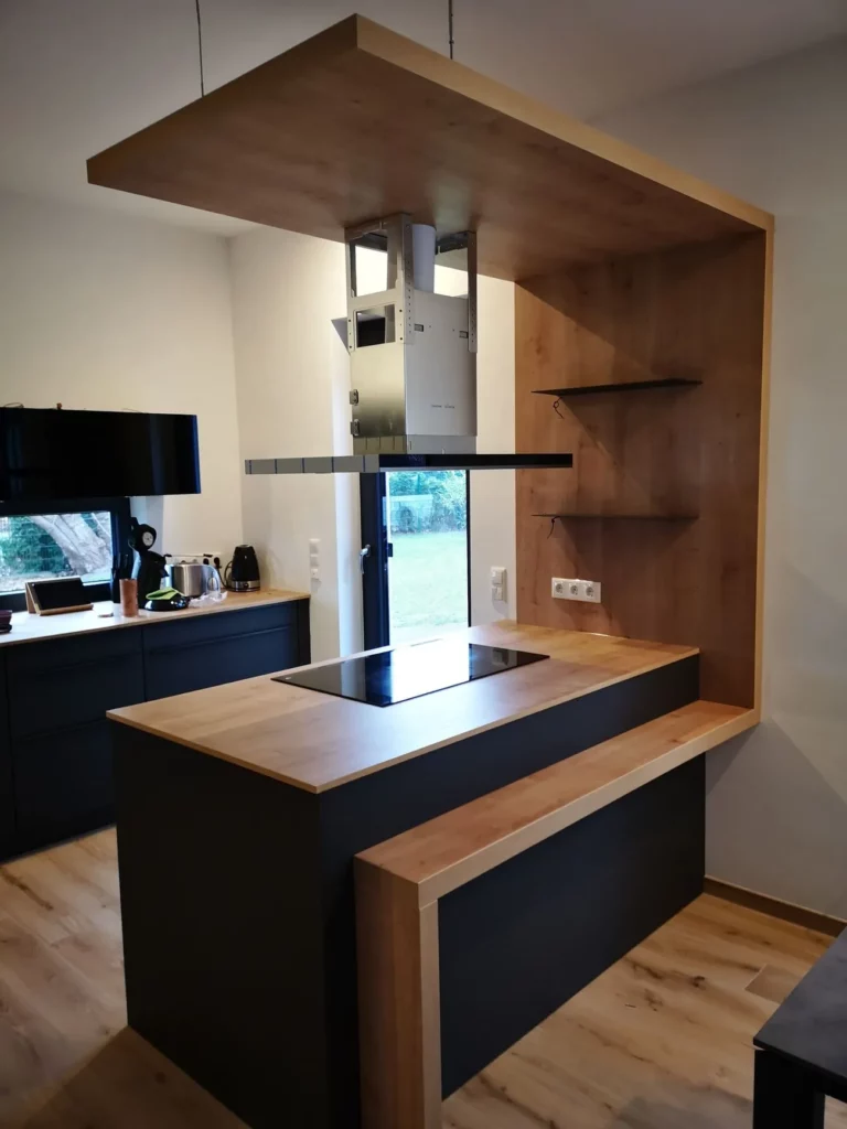 Schwarze Küche mit Holzarbeitsplatte