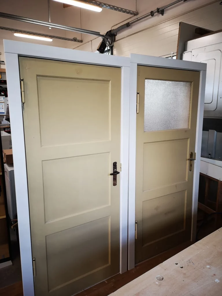 Selbst nachgebaute Türen in der Werkstatt
