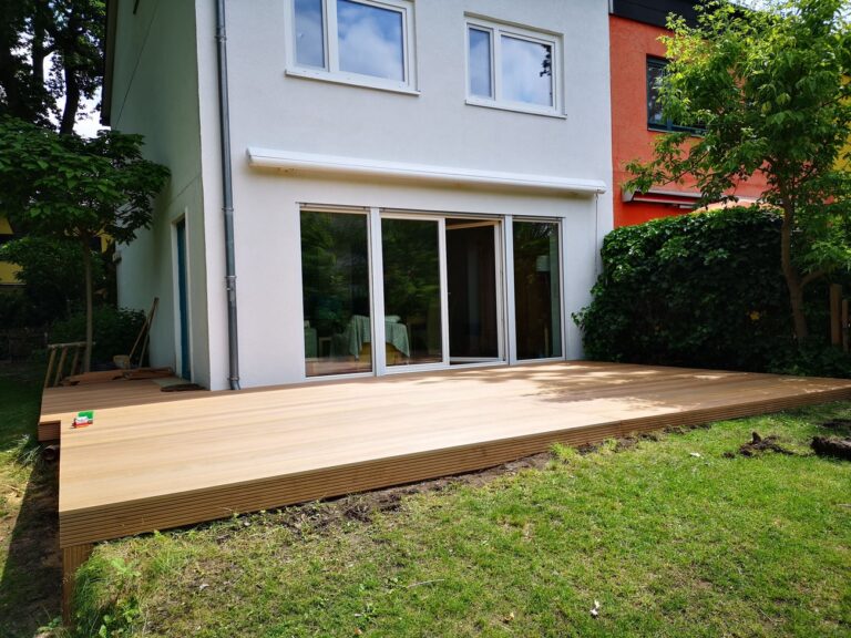 Balkontür mit Übergang zur Holzterasse