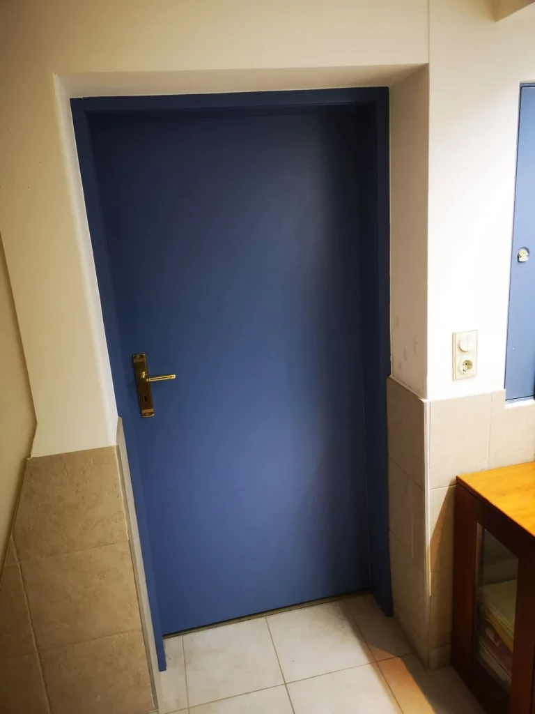 Blaue Tür in einem Badezimmer