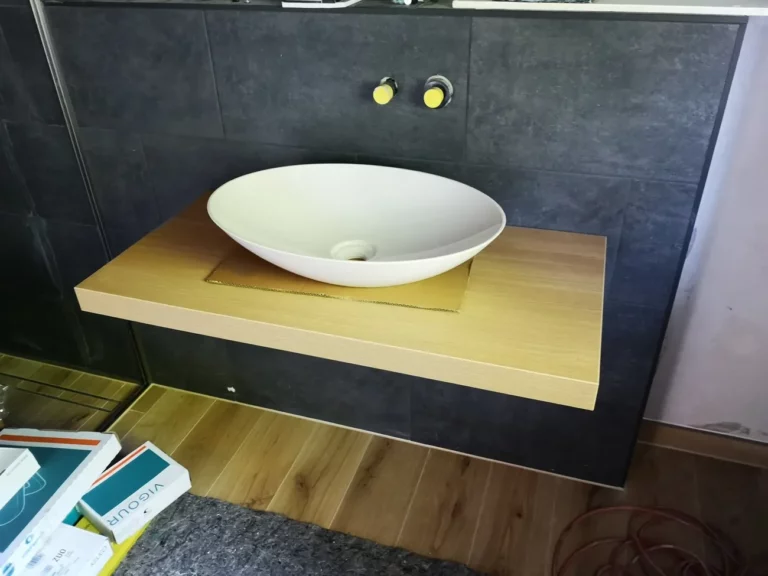 Neuer Waschtischunterschrank mit Holzplatte