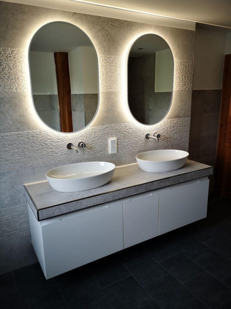 Waschtischunterschrank mit zwei Waschbecken und spiegeln