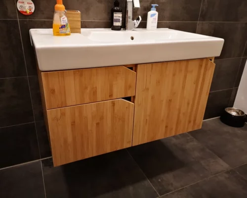 Doppelter Waschtischunterschrank in einem Badezimmer aus seitlicher Perspektive