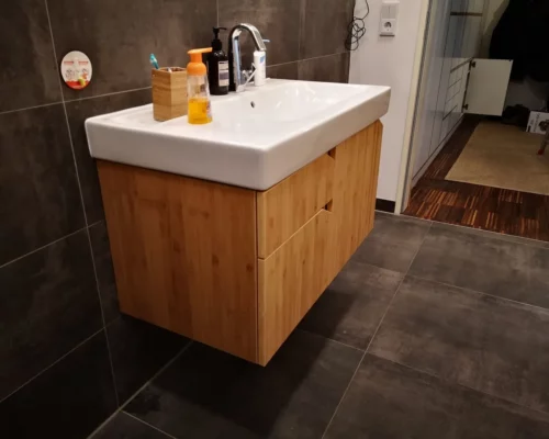 Doppelter Waschtischunterschrank in einem Badezimmer aus seitlicher Perspektive