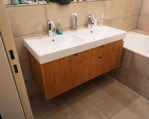 Doppelter Waschtischunterschrank in einem Badezimmer mit drei Schubladen