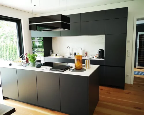 Schwarze Küche mit heller Arbeitsplatte