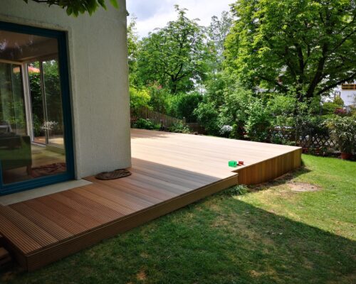 Ebenerdige Holzterasse im Garten