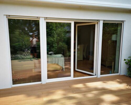 Balkontür mit Übergang zur Holzterasse