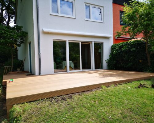 Balkontür mit Übergang zur Holzterasse