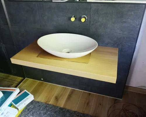 Neuer Waschtischunterschrank mit Holzplatte
