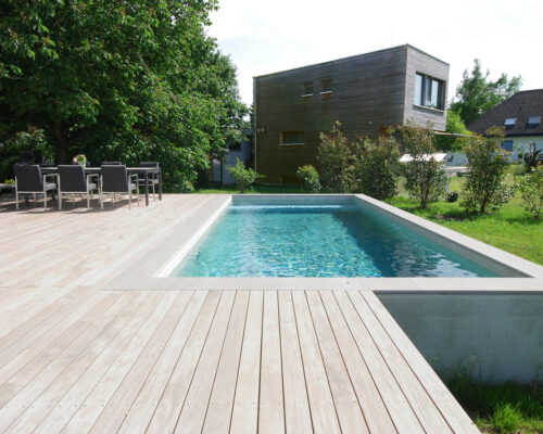 Holzterasse mit eingebauten Pool
